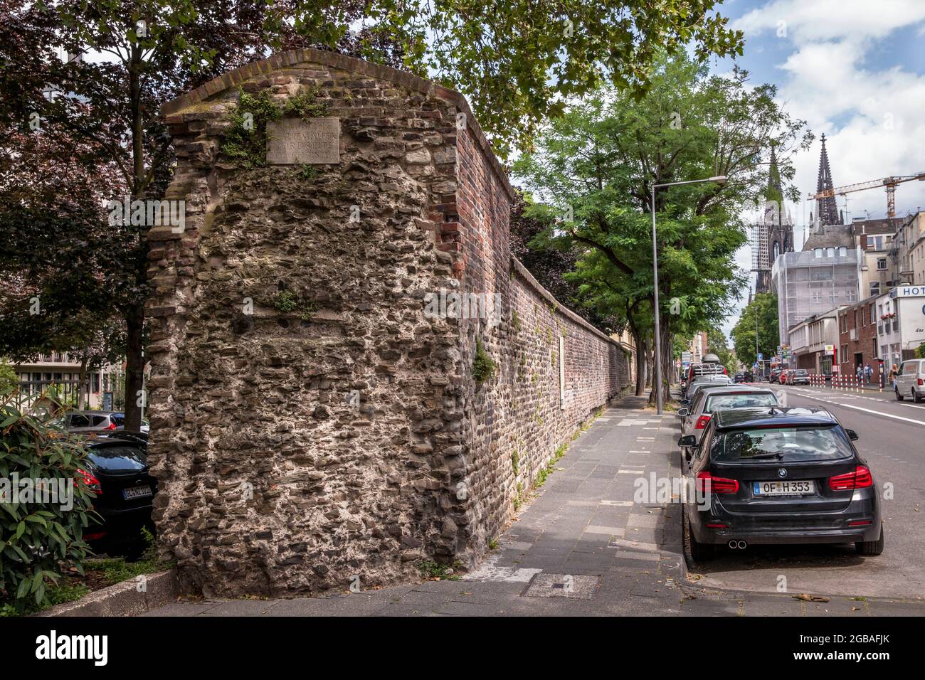 Vestiges du mur de la ville romaine de l'an 50 après J.-C. sur la rue Burgmauer, Cologne, Allemagne. Rest der Roemischen Stadtmauer aus dem Jahr 50 nach Chr Banque D'Images