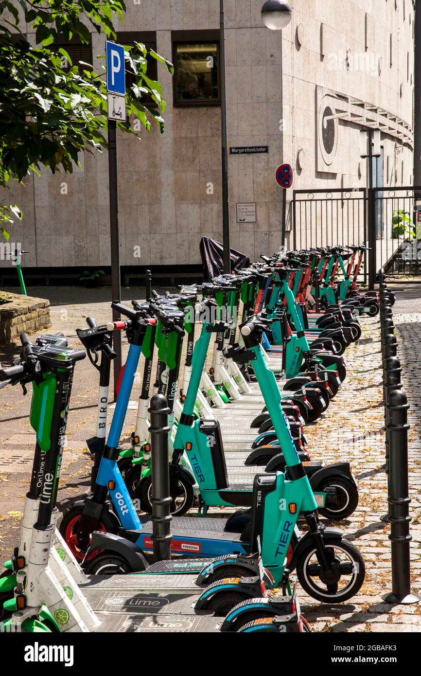 Parking pour scooter électrique dans la rue Margarethenkloster près de la cathédrale, Cologne, Allemagne. Parkflaeche fuer Elektroscooter an der Stras Banque D'Images