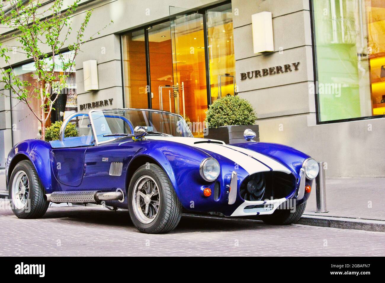 Kiev, Ukraine - 27 avril 2014. AC Cobra dans la ville. Vieille voiture.  Voitures d'époque. Ville. Supercar. Burberry Photo Stock - Alamy