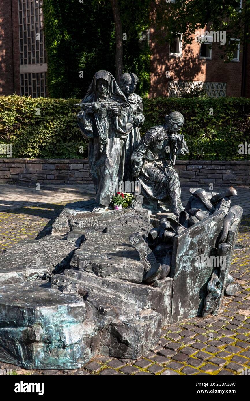 Edith Stein monument par le sculpteur Bert Gerresheim sur Boersenplatz / rue Kardinal-Frings, Cologne, Allemagne. Edith Stein Denkmal von Bildhauer Bert G. Banque D'Images