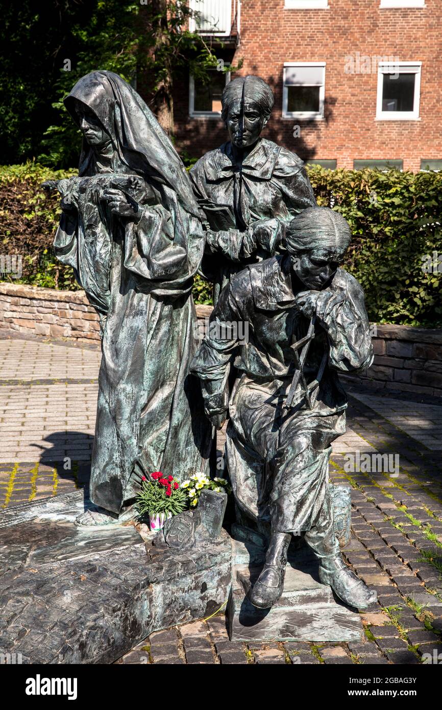 Edith Stein monument par le sculpteur Bert Gerresheim sur Boersenplatz / rue Kardinal-Frings, Cologne, Allemagne. Edith Stein Denkmal von Bildhauer Bert G. Banque D'Images