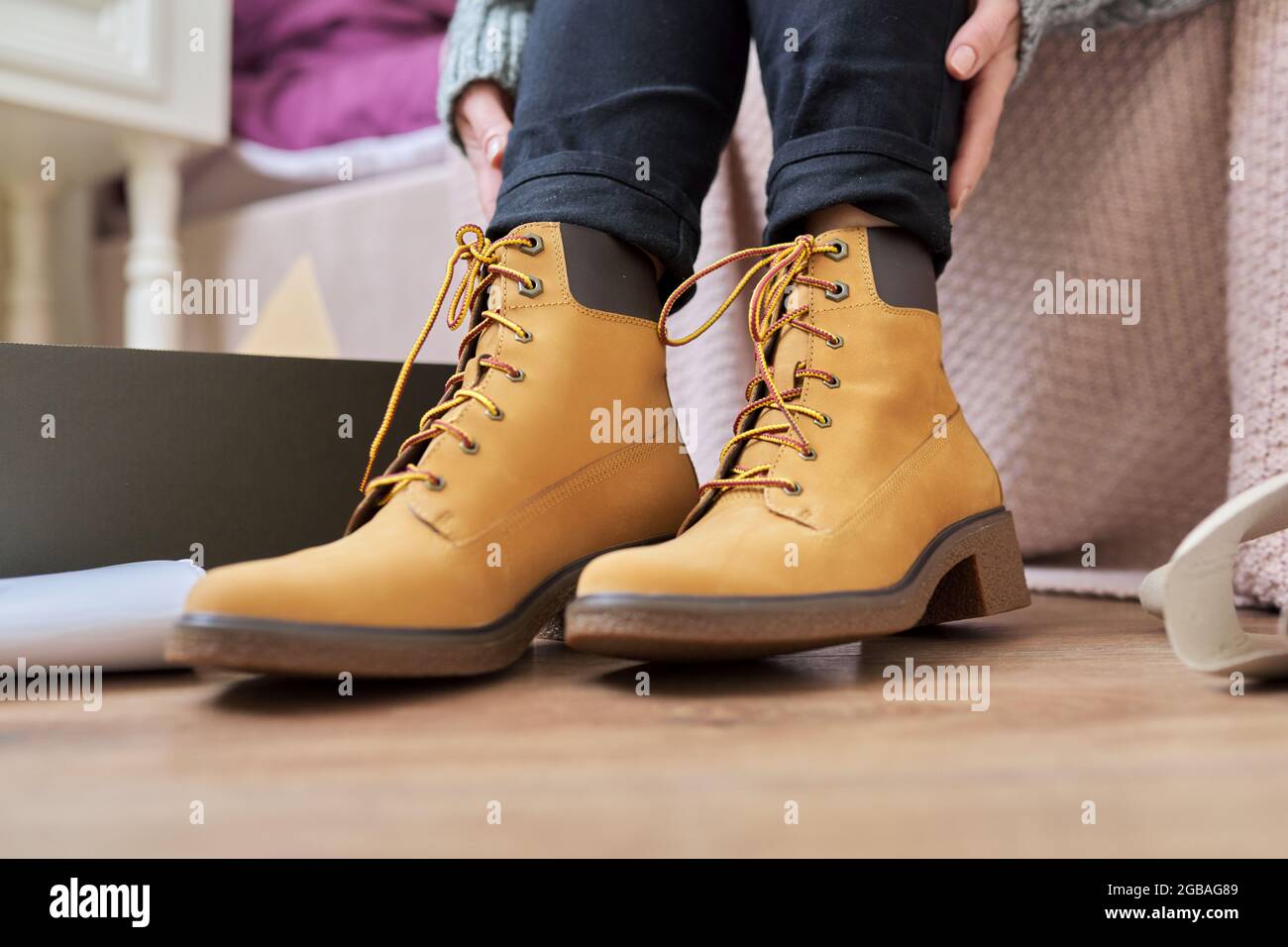 Automne hiver saison, nouvelles chaussures, femme en gros plan raquette  chaud bottes Photo Stock - Alamy
