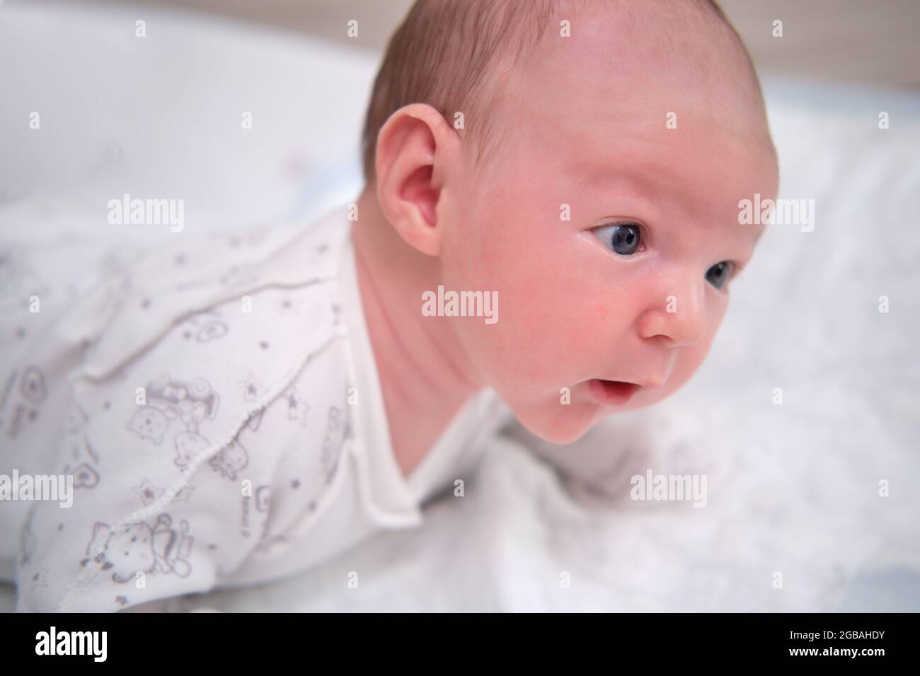 Un Bebe Age De 1 Mois Apprend A Garder Sa Tete Allongee Sur Son Ventre Un Enfant De Race Blanche Dans Une Chambre Blanche A La Maison Photo Stock Alamy