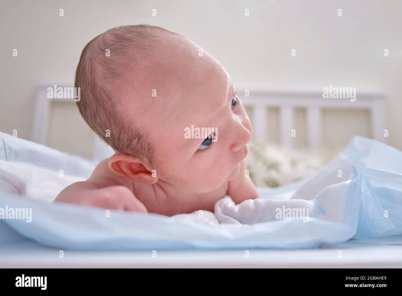Un Bebe Age De 1 Mois Apprend A Garder Sa Tete Allongee Sur Son Ventre Un Enfant De Race Blanche Dans Une Chambre Blanche A La Maison Photo Stock Alamy