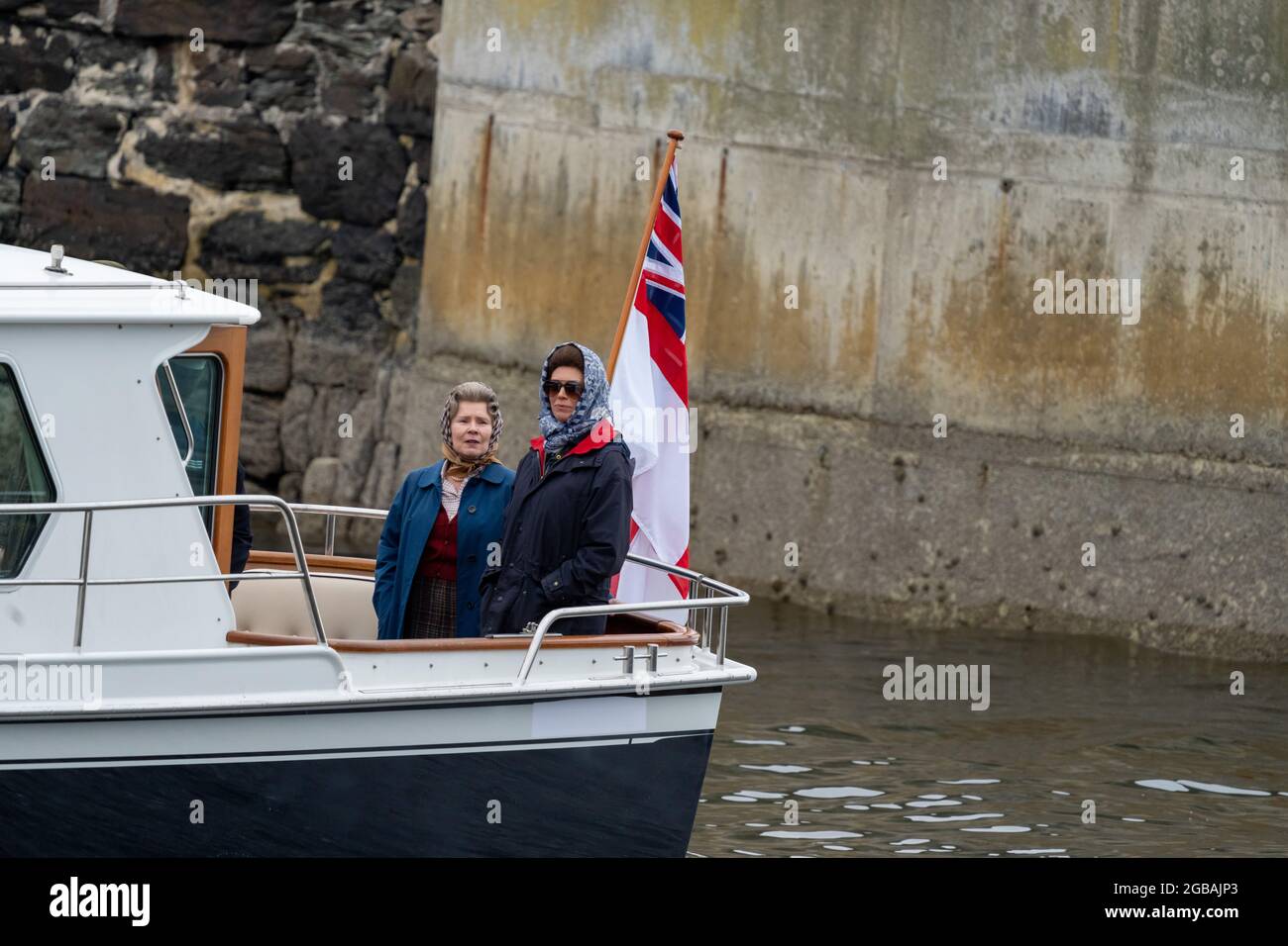 Macduff Harbour, Aberdeenshire, Royaume-Uni. 2 août 2021. ROYAUME-UNI. C'est Imelda Staunton jouant comme la Reine visitant Macduff de 1961. Aussi dans ces images est cru être princesse Anne actrice - Elizabeth Debicki. Credit: JASPERIMAGE / Alamy Live News Banque D'Images