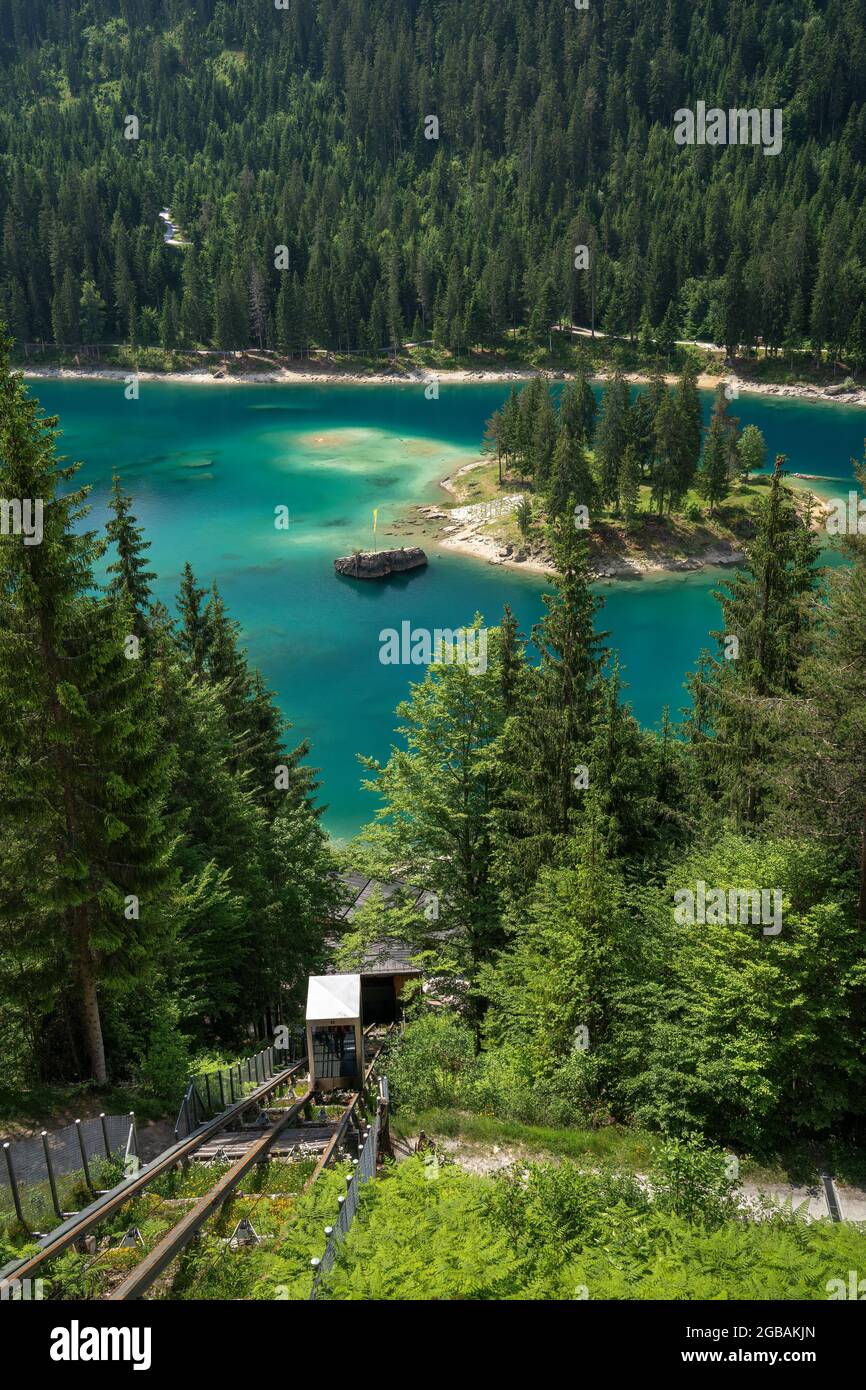 Le lac Caumasee est situé dans la partie sud de la commune de Flims, dans le canton suisse de Graubunden. Ascenseur ferroviaire transportant des touristes. Banque D'Images