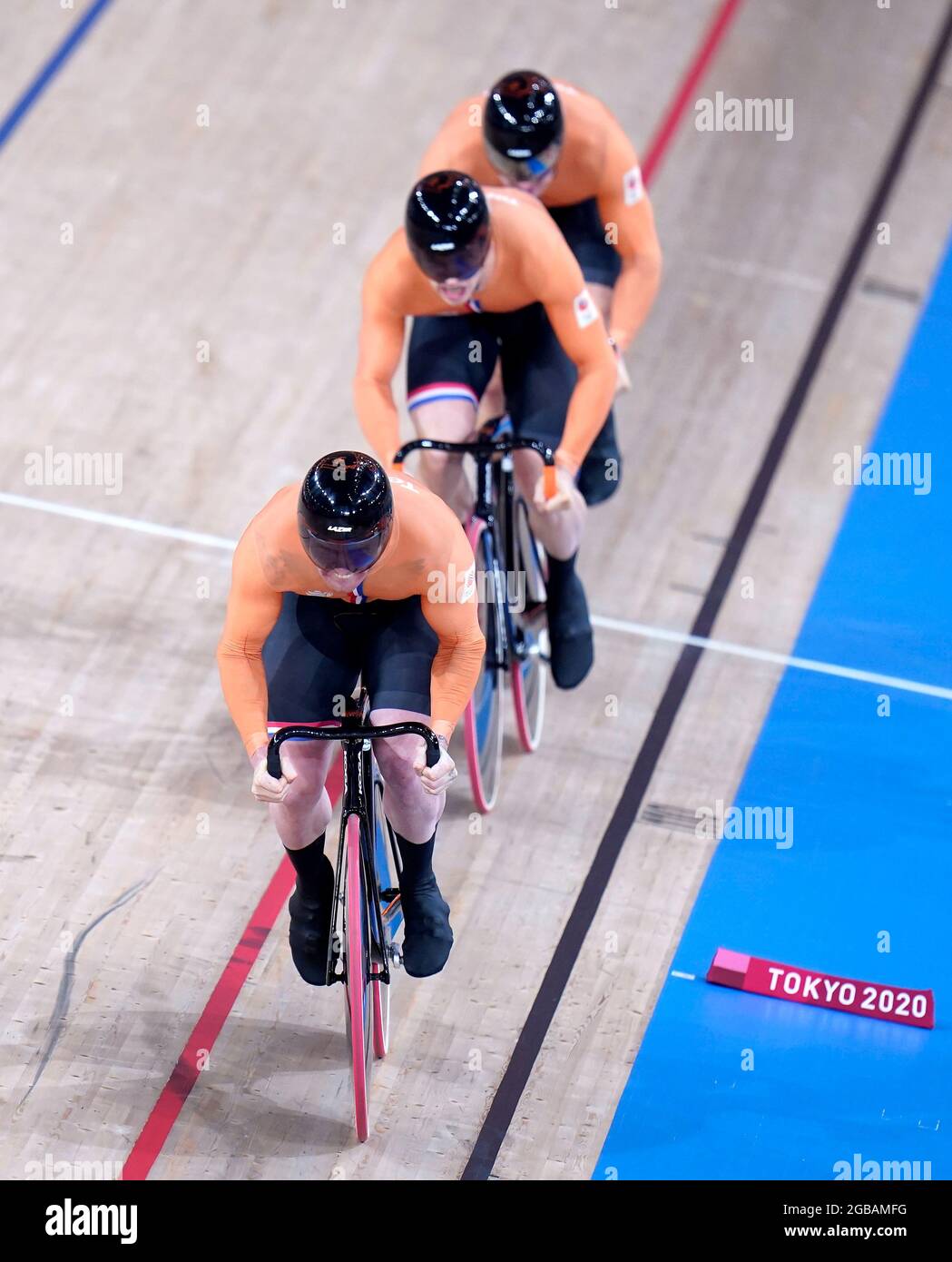 Les pays-Bas sont sur le point de remporter le sprint de l’équipe masculine lors du cyclisme sur piste au vélodrome d’Izu, le onzième jour des Jeux Olympiques de Tokyo en 2020 au Japon. Date de la photo: Mardi 3 août 2021. Banque D'Images