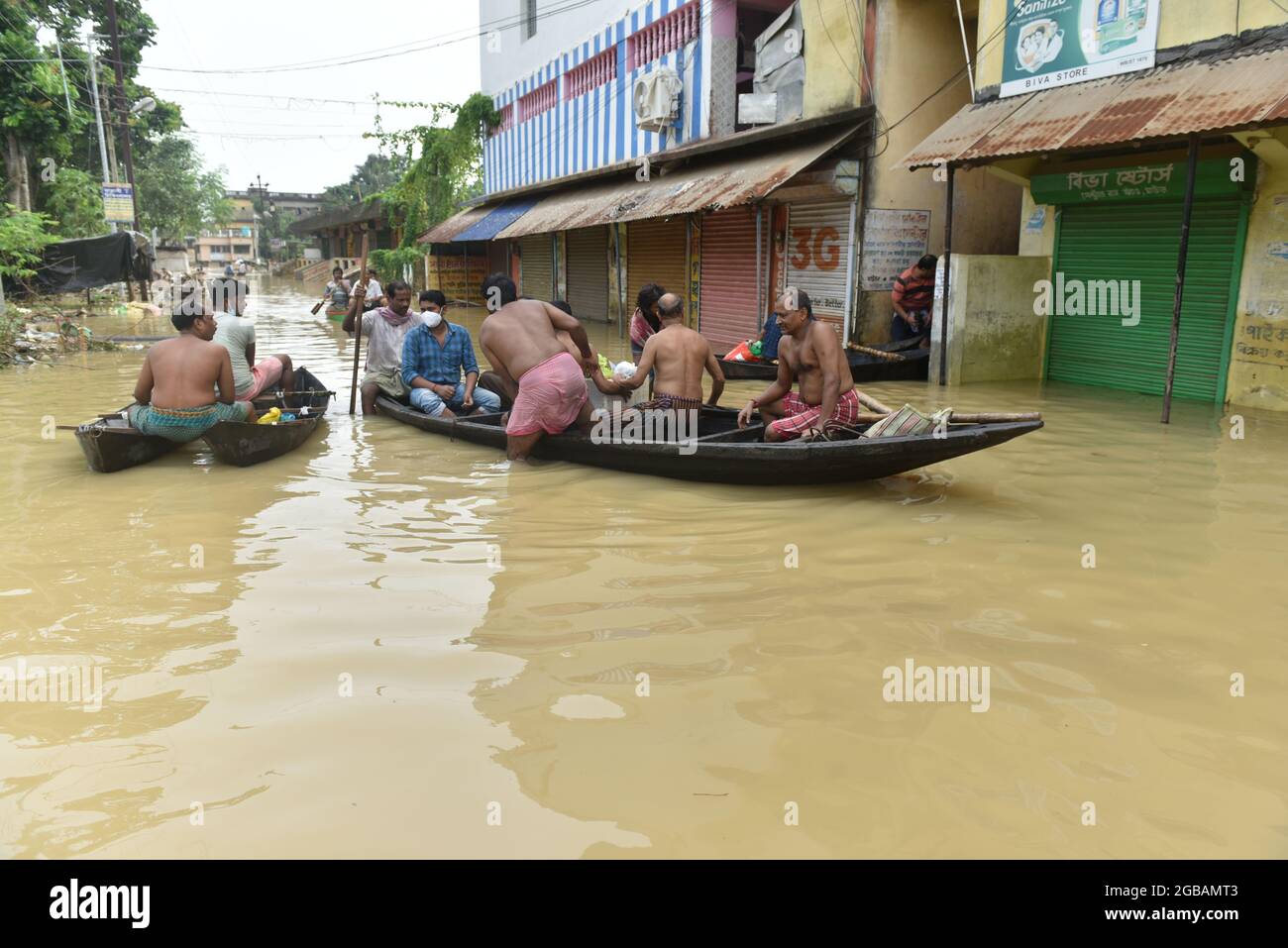 Ghatal, Inde. 02 août 2021. Les gens utilisent le bateau pour se déplacer dans le quartier de Ghatal dans le quartier de Paschim Medinipur. La région est inondée en raison de l'élévation du niveau d'eau de la rivière Shilabati et plusieurs districts du Bengale sont confrontés à une forte baisse depuis les derniers jours en raison de la faible pression formée au-dessus de la baie du Bengale. La subdivision de Ghatal dans le district de Paschim Medinipur au Bengale occidental est considérée comme le lieu le plus vulnérable à une catastrophe climatique qui est inondation. (Photo de Sukhomoy Sen/Pacific Press/Sipa USA) crédit: SIPA USA/Alay Live News Banque D'Images