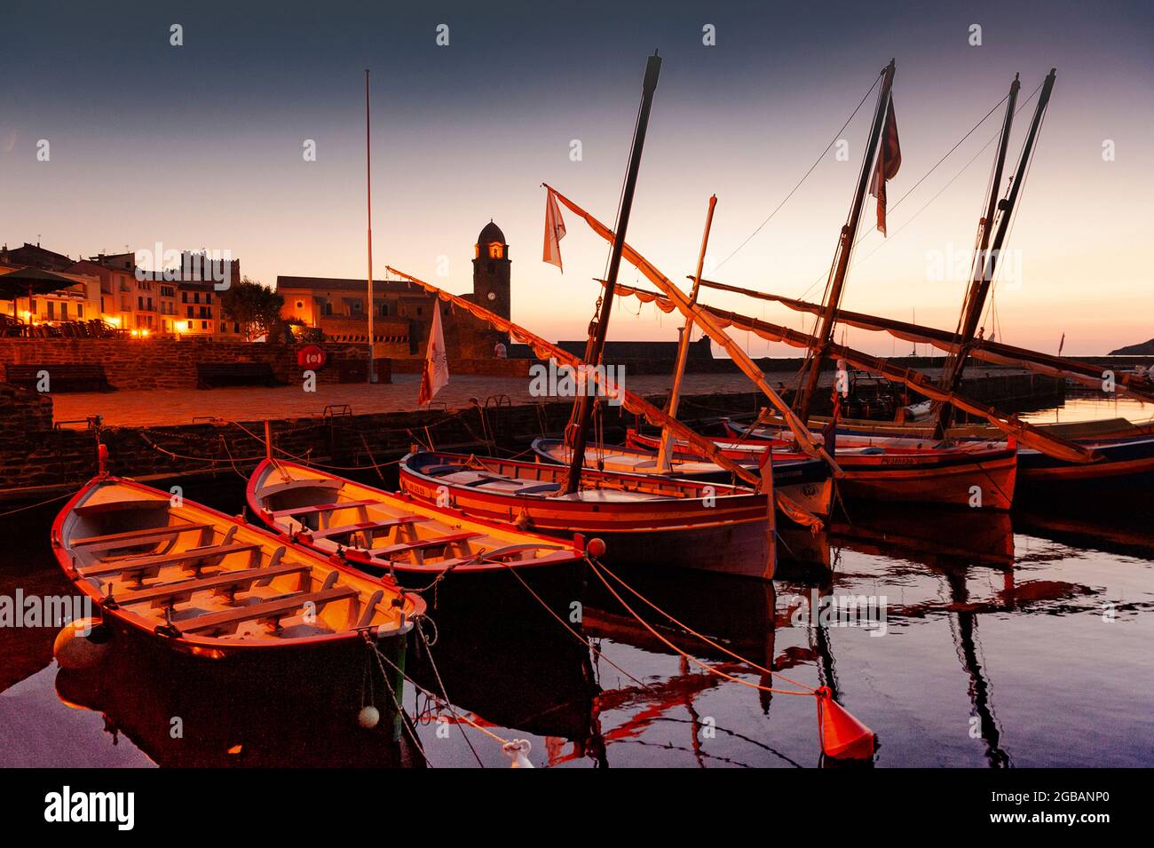 Des barges catalanes amarrées dans le port de Collioure, dans le sud de la France Banque D'Images