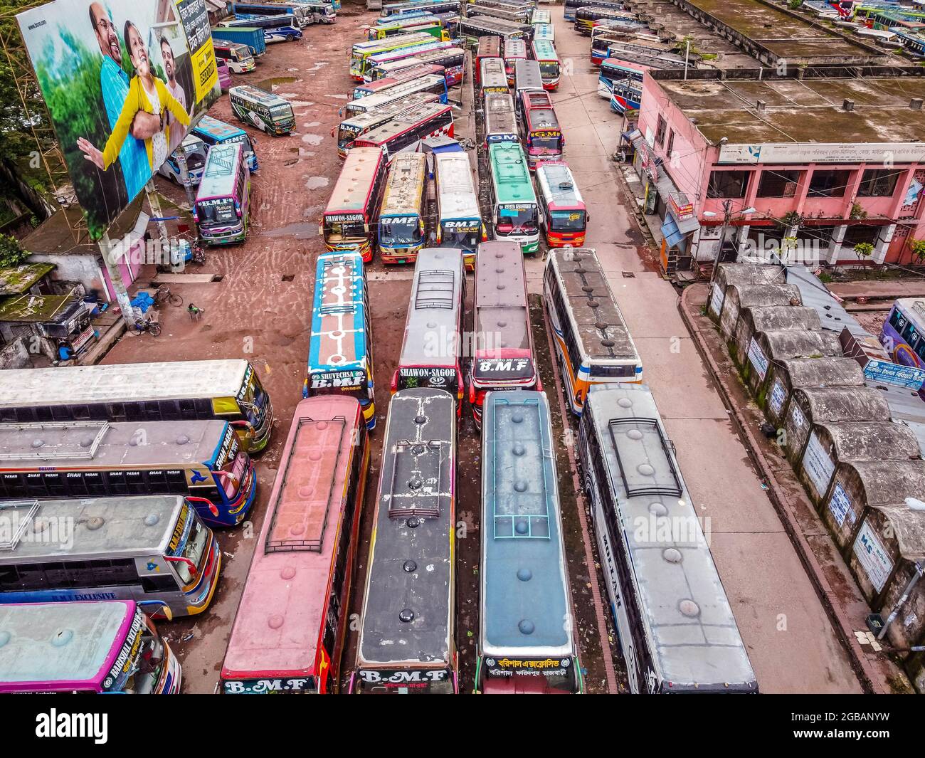 Barishal, Banclairières, 3 août 2021 : vue aérienne entachée d'un drone, d'autobus s'alignent sur le stand de bus de Barishal, l'un des plus achalandés de la région sud du Bangladesh, dans le cadre de la semaine de confinement au Bangladesh, pour tenter d'arrêter la propagation de Covid-19. Crédit: Mustasinur Rahman Alvi / Groupe Eyepix / Alamy Live News Banque D'Images