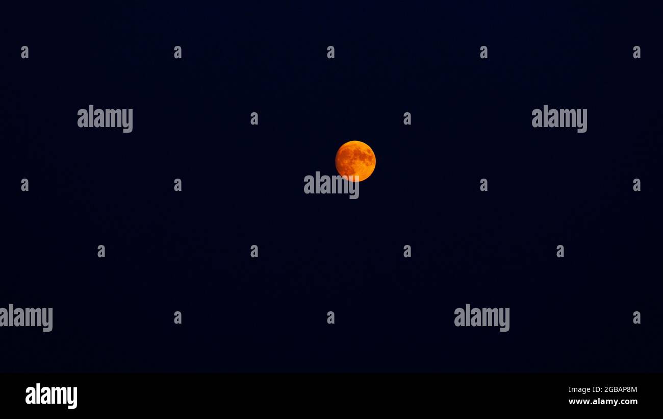 La lune rouge, la lune du diable au milieu de l'été, la couleur est très orange Banque D'Images