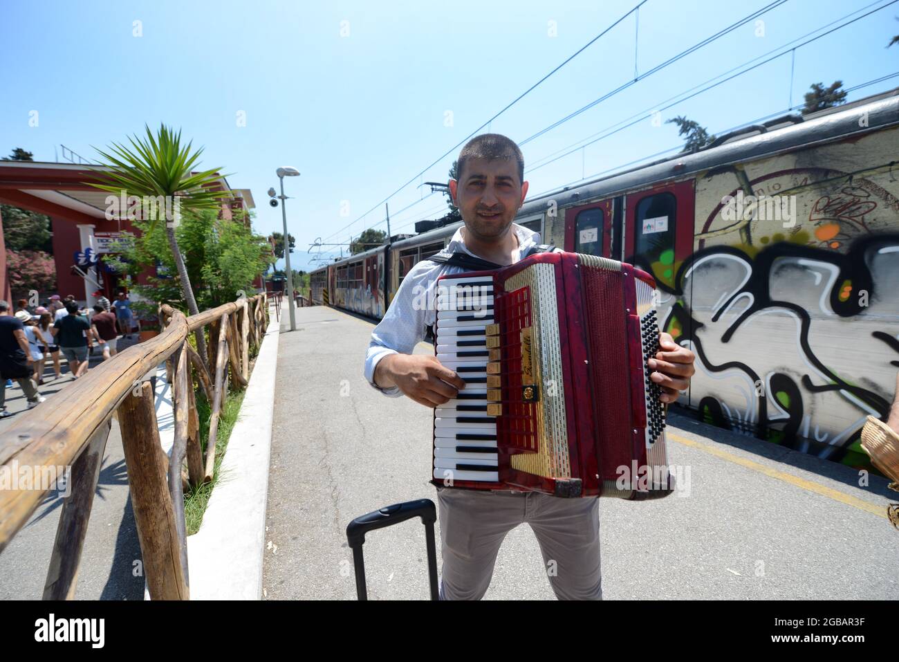 Musicien jouant son accordéon sur la plate-forme de la gare de Pompéi, Campanie, Italie. Banque D'Images