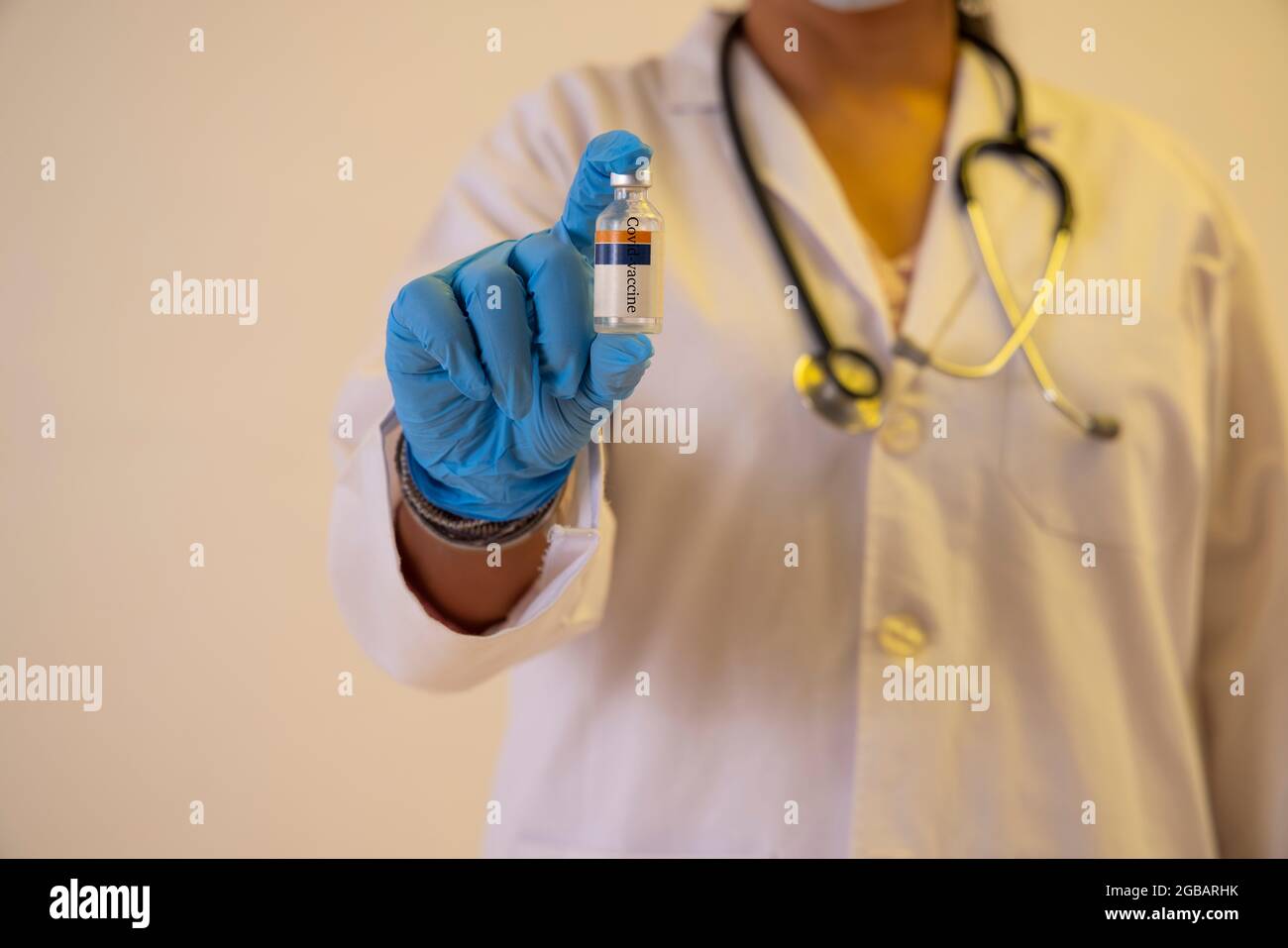Un médecin tenant en main une bouteille de vaccin contre le covid. Banque D'Images