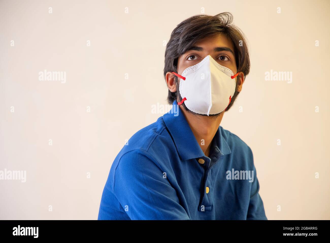Portrait d'un jeune homme avec masque sur son visage. Banque D'Images