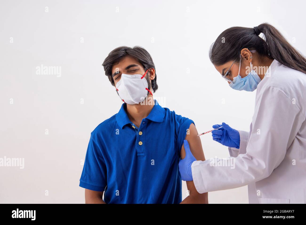 Un jeune homme se fait vacciner contre le corona. Banque D'Images