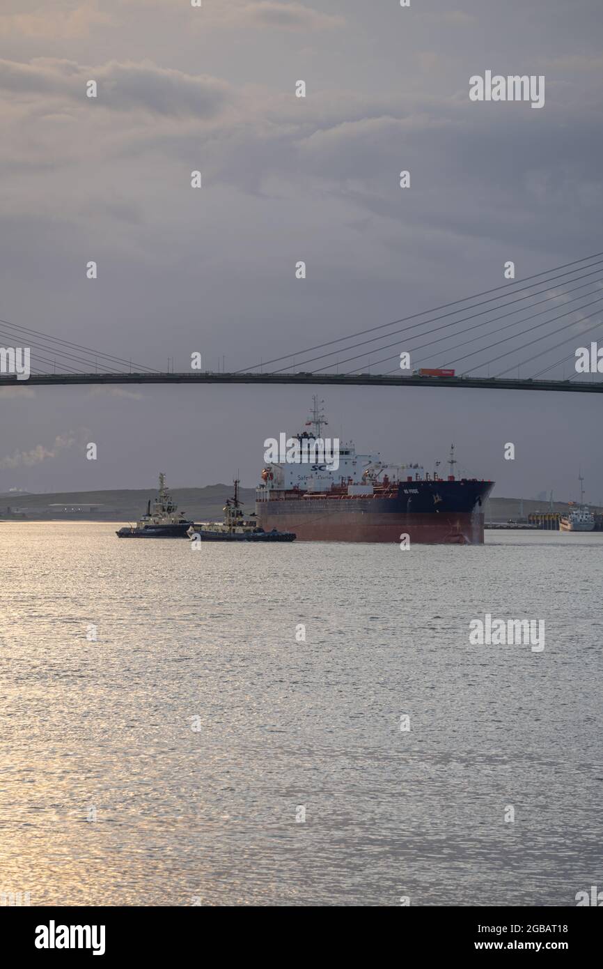 Cargo et remorqueurs sur la Tamise à Thurrock avec le pont de Dartford derrière. Banque D'Images