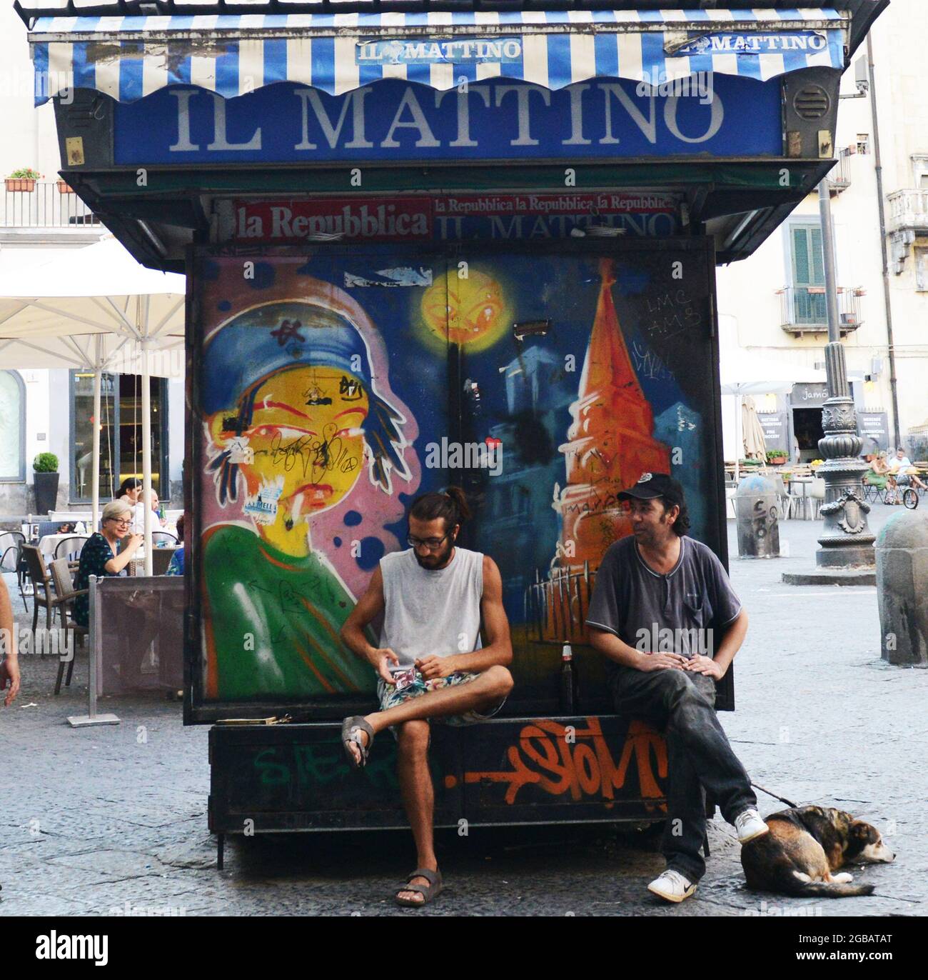 La rue animée Piazza San Domenico Maggiore à Naples, en Italie. Banque D'Images