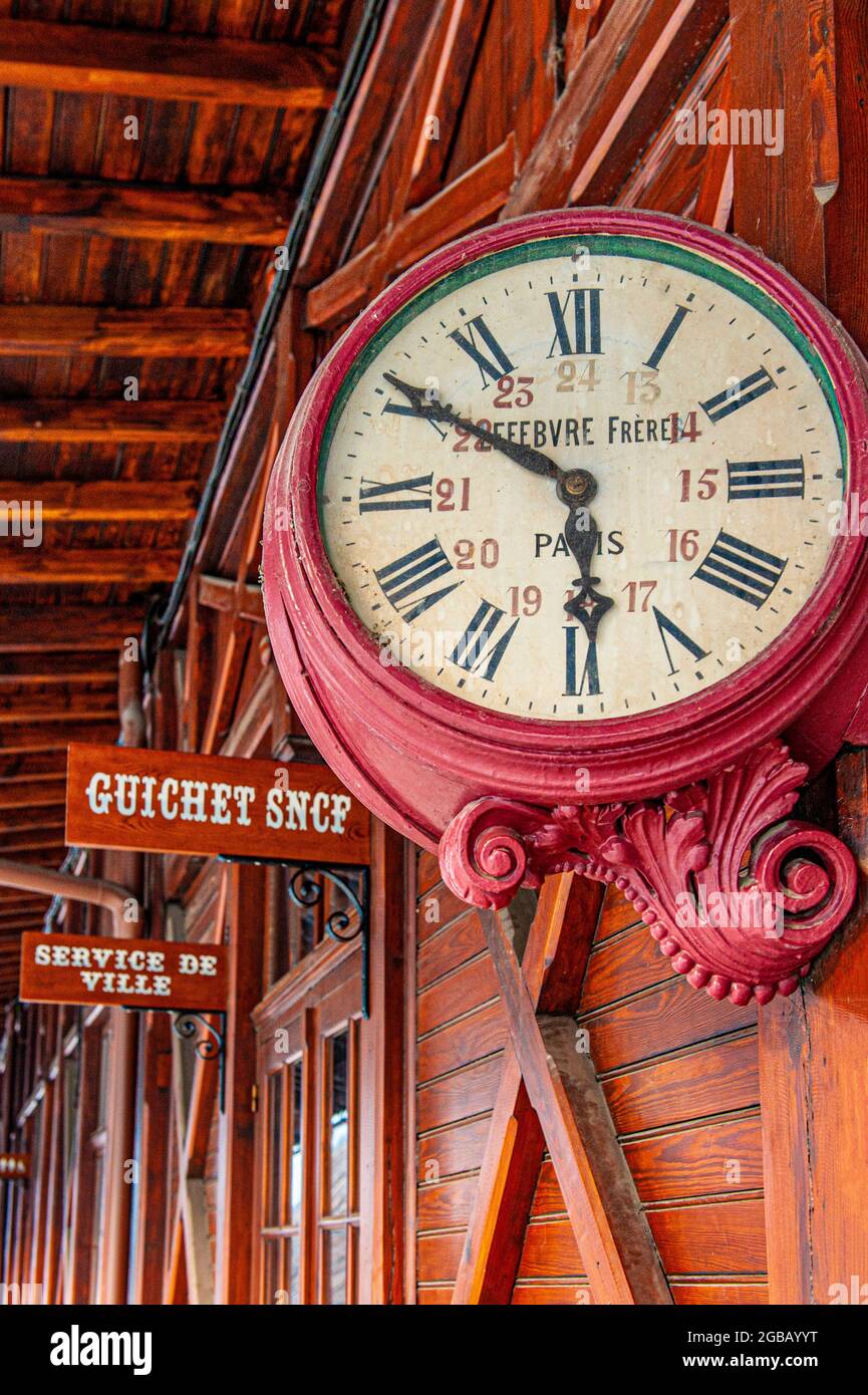 Horloge à l'ancienne gare de Cauterets, station de montagne au coeur du  parc national des Pyrénées, en France Photo Stock - Alamy