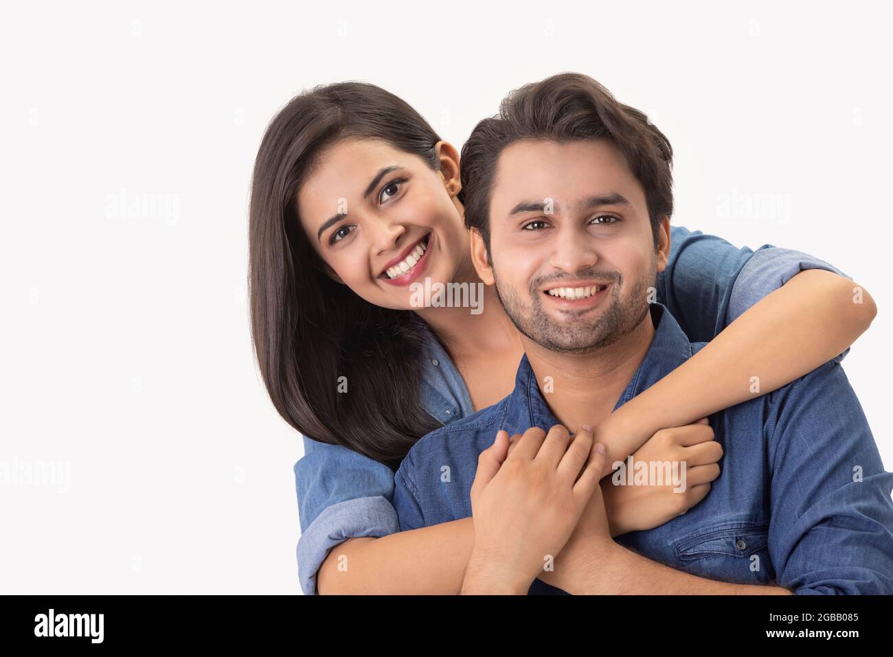 Un jeune couple montrant de l'affection avec leurs bras enveloppés autour de l'épaule de l'homme. Banque D'Images