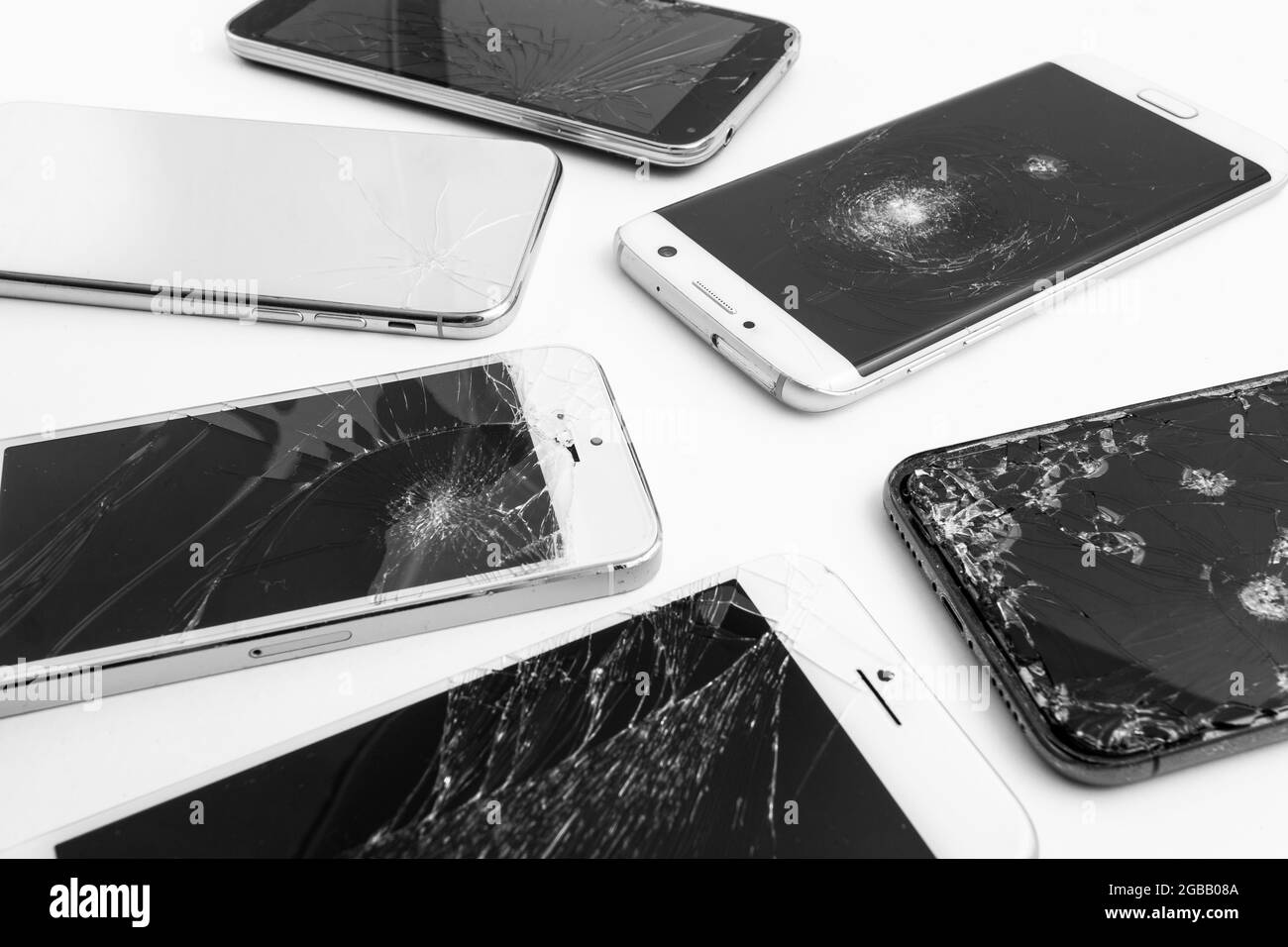 la texture du téléphone est cassée sur un fond blanc Banque D'Images