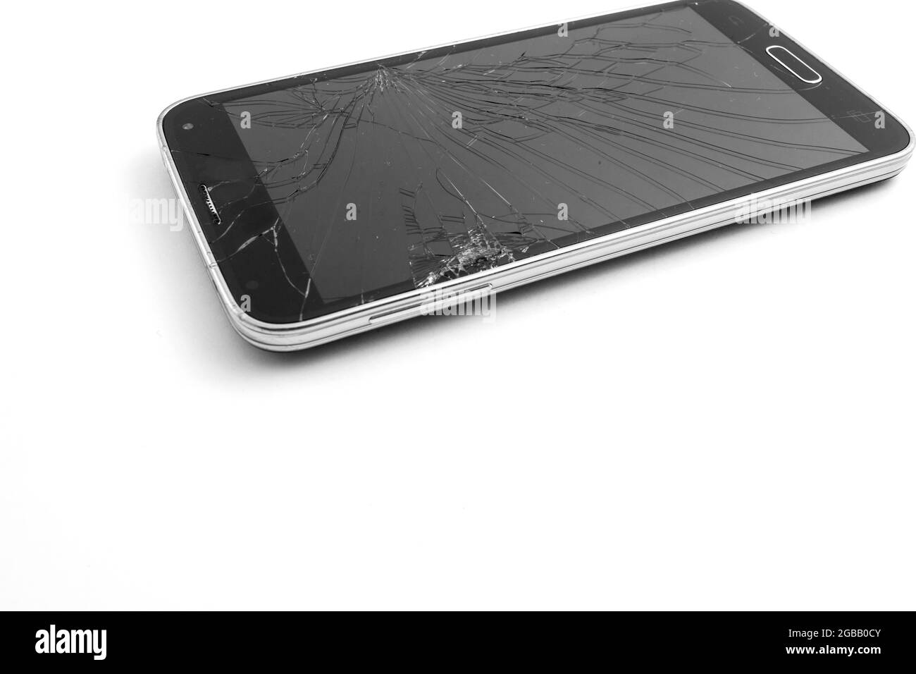 écran de téléphone mobile cassé sur fond blanc Banque D'Images