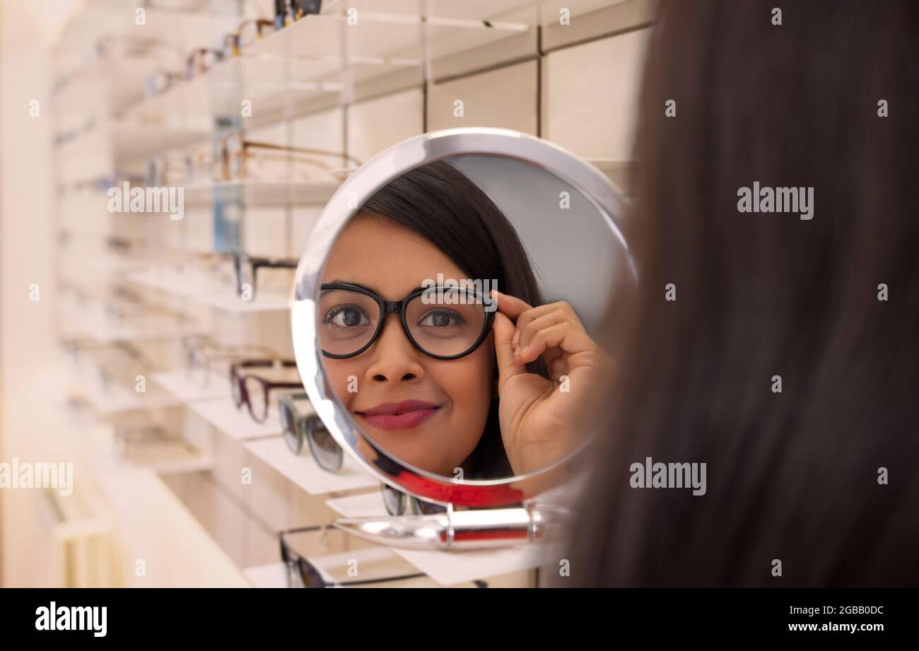 Montures de lunettes Banque de photographies et d'images à haute résolution  - Alamy