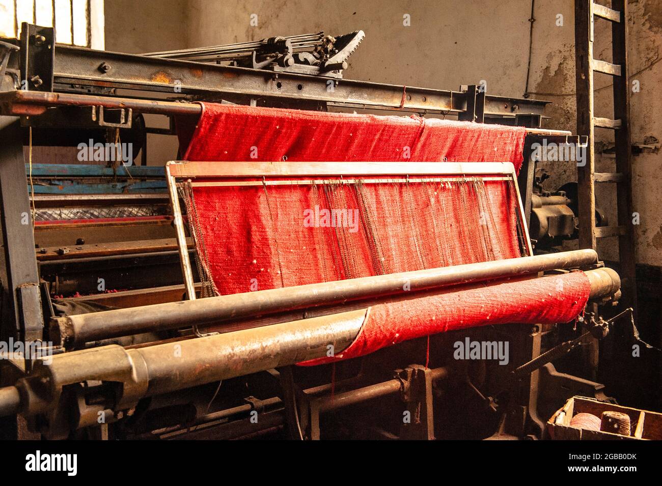 Les anciennes œuvres textiles d'Arles-sur-Tech abritent aujourd'hui des studios d'artistes à côté de la salle de machines historique, le Moulin, Pyrénées-Orientales, France Banque D'Images