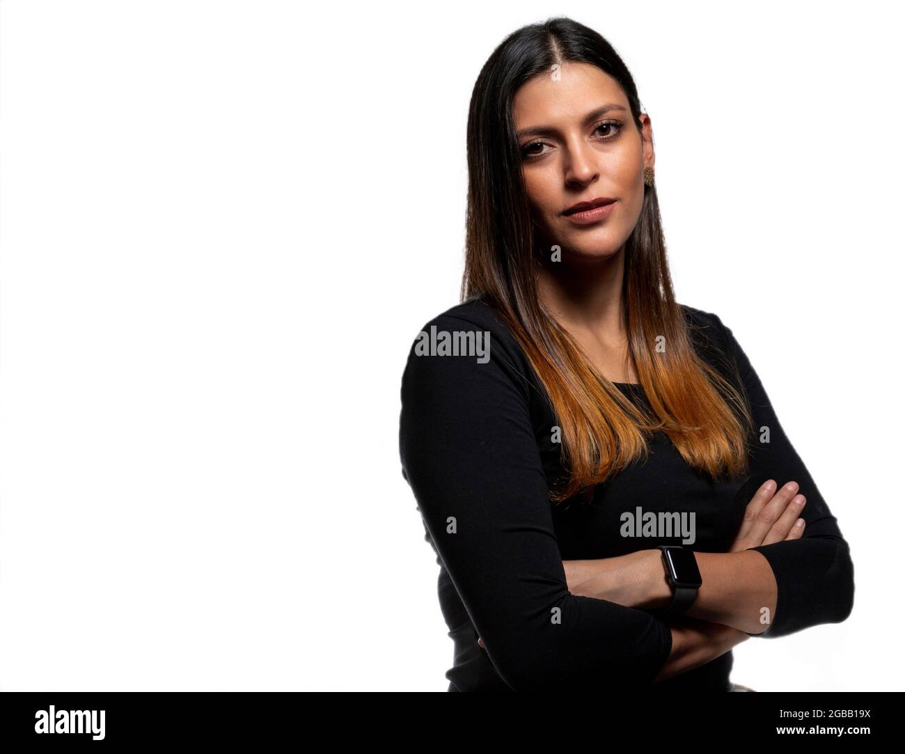 portrait d'une femme d'affaires de latina avec bras croisés sur fond blanc. Banque D'Images