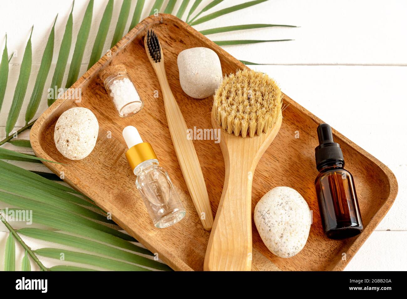 Produits cosmétiques naturels de soin de la peau et de beauté spa avec produits écologiques dans un plateau en bois sur fond blanc. Banque D'Images