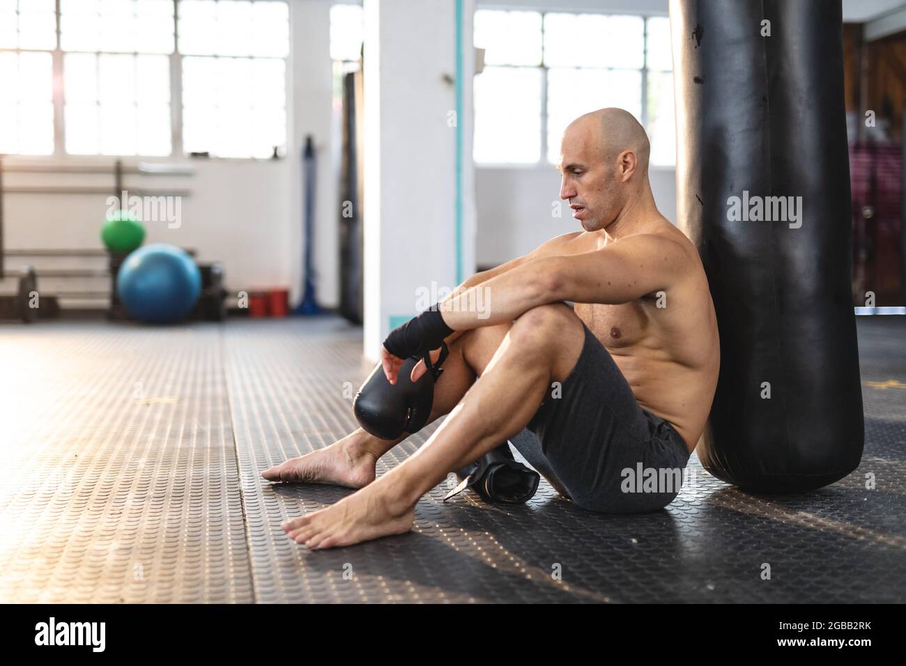 Homme caucasien fort s'exerçant à la salle de gym, ayant un repos Banque D'Images