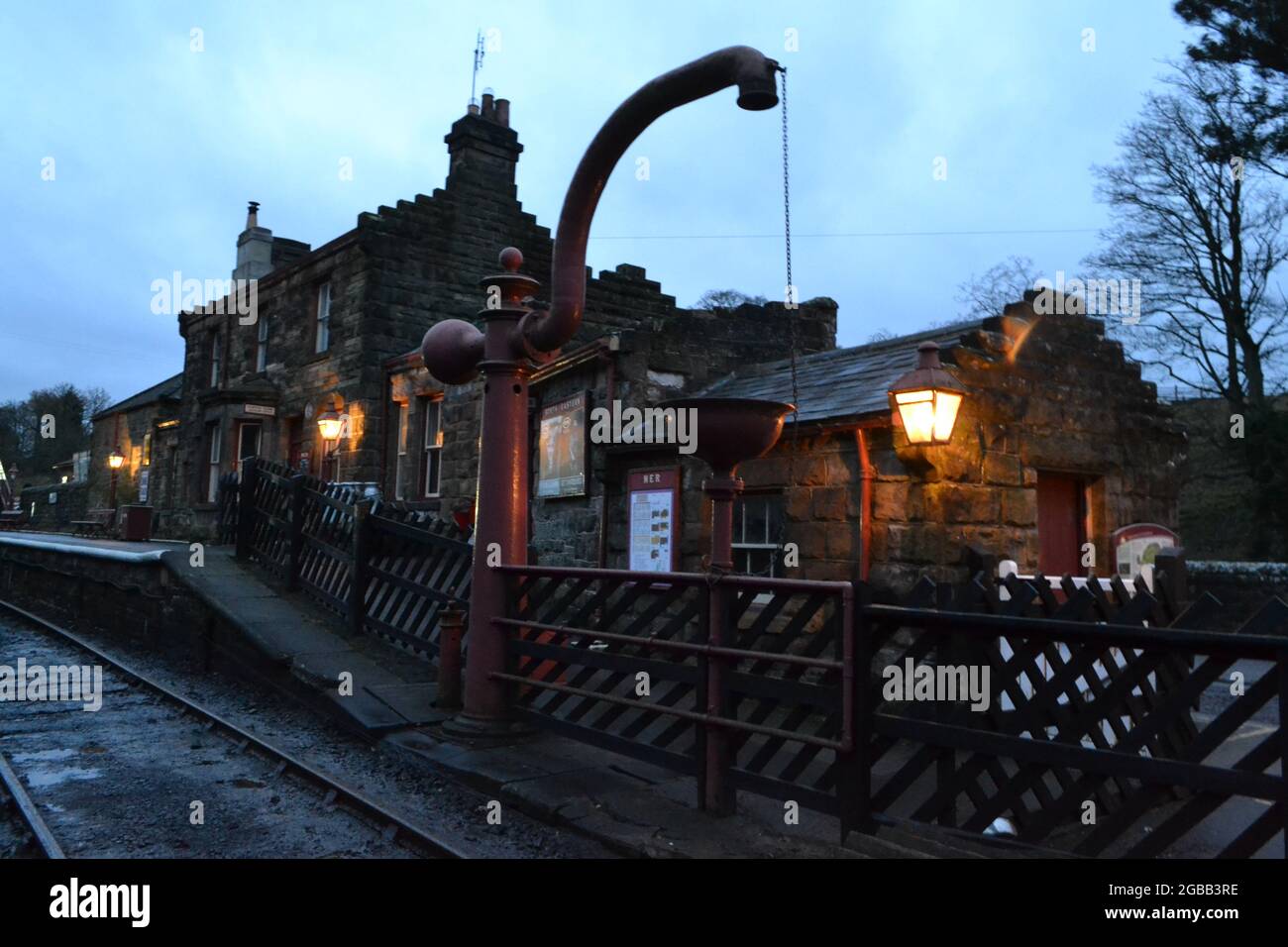 Goathland Station à Dusk pendant une nuit de Winters - North Yorkshire Heritage Railway - Steam Railway Station - Heartbeat Country - Royaume-Uni Banque D'Images