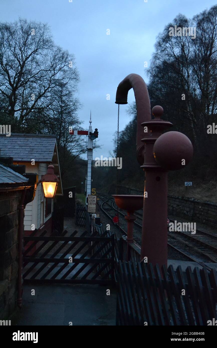 Goathland Station à Dusk pendant une nuit de Winters - North Yorkshire Heritage Railway - Steam Railway Station - Heartbeat Country - Royaume-Uni Banque D'Images