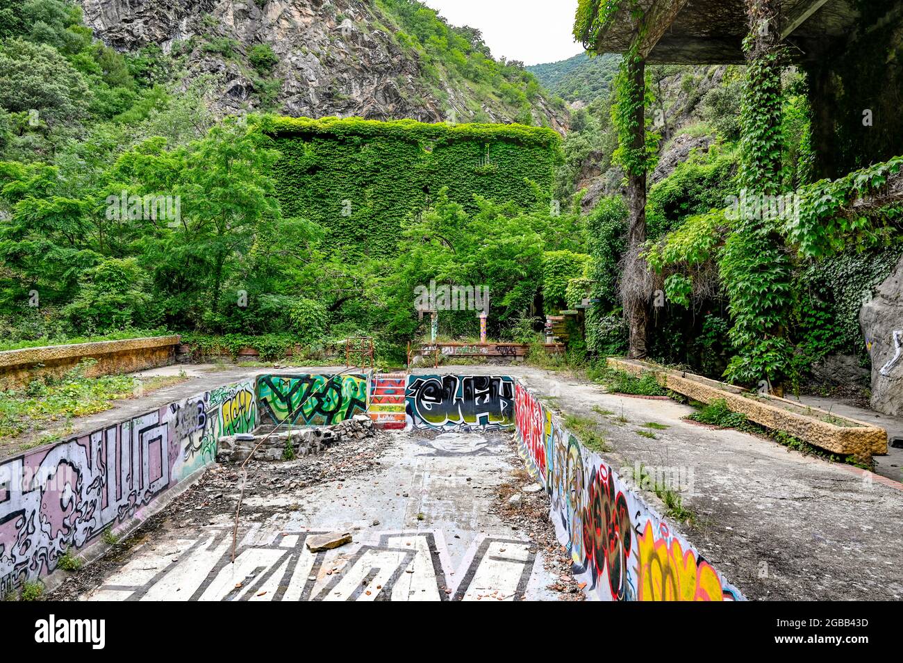 Lieux perdus en France : les ruines de la station thermale Thermes de Thuès, vallée de la Têt, Pyrénées-Orientales, France Banque D'Images