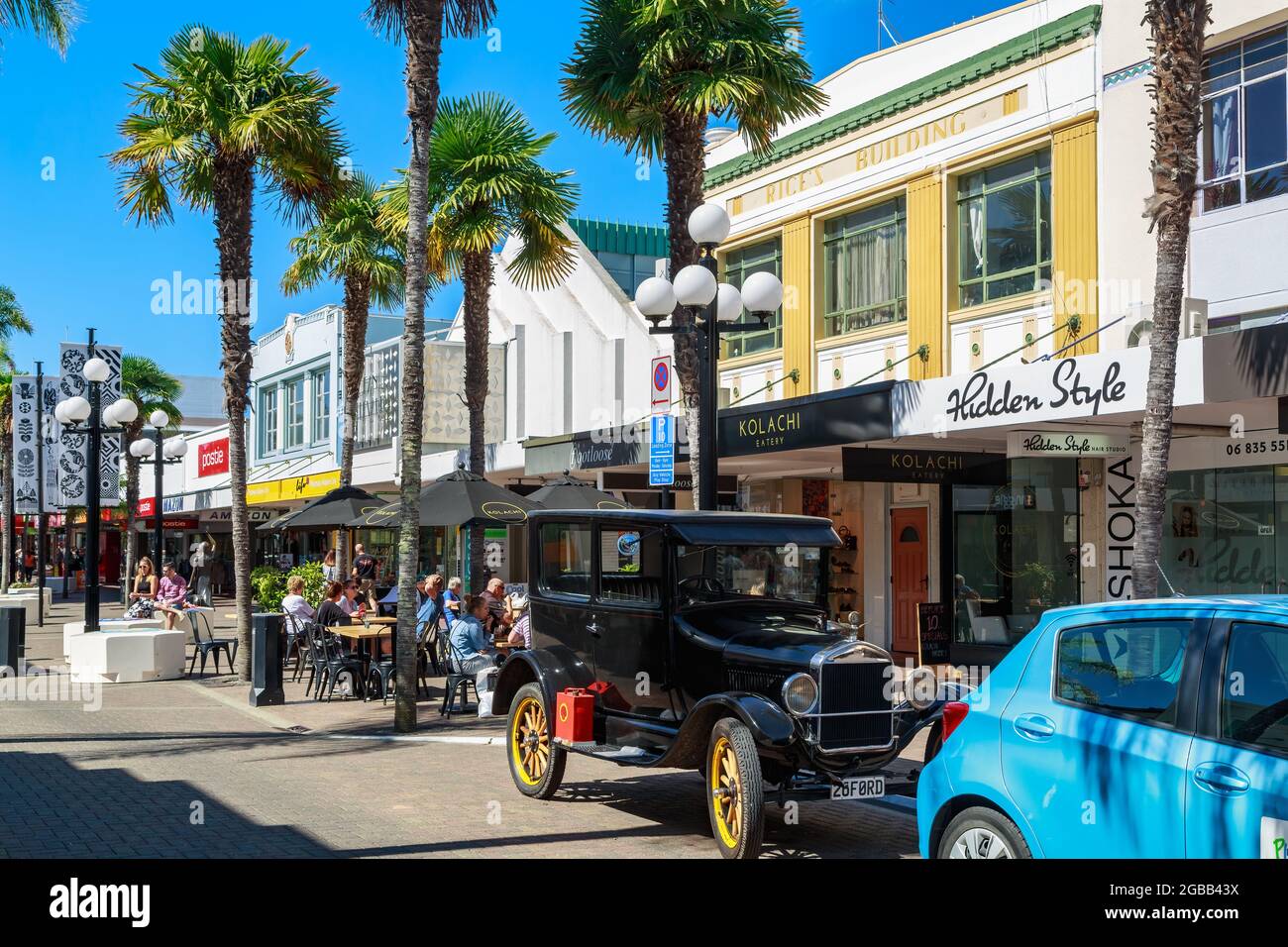 Napier, Nouvelle-Zélande. Architecture art déco historique des années 1930 et un modèle T Ford sur Emerson Street Banque D'Images