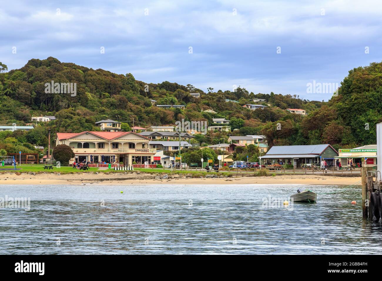 Oban, la seule ville de l'île Stewart, en Nouvelle-Zélande, vue de la baie de Halfmoon Banque D'Images