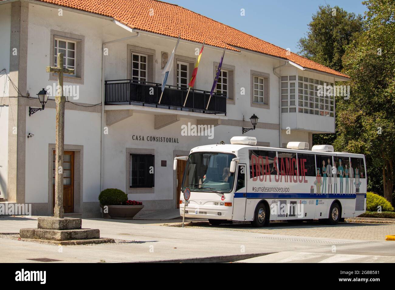 Coruna, Espagne - juillet 26 2021 : unité mobile de donneurs de sang garée à l'extérieur de la mairie de Galice, Espagne Banque D'Images