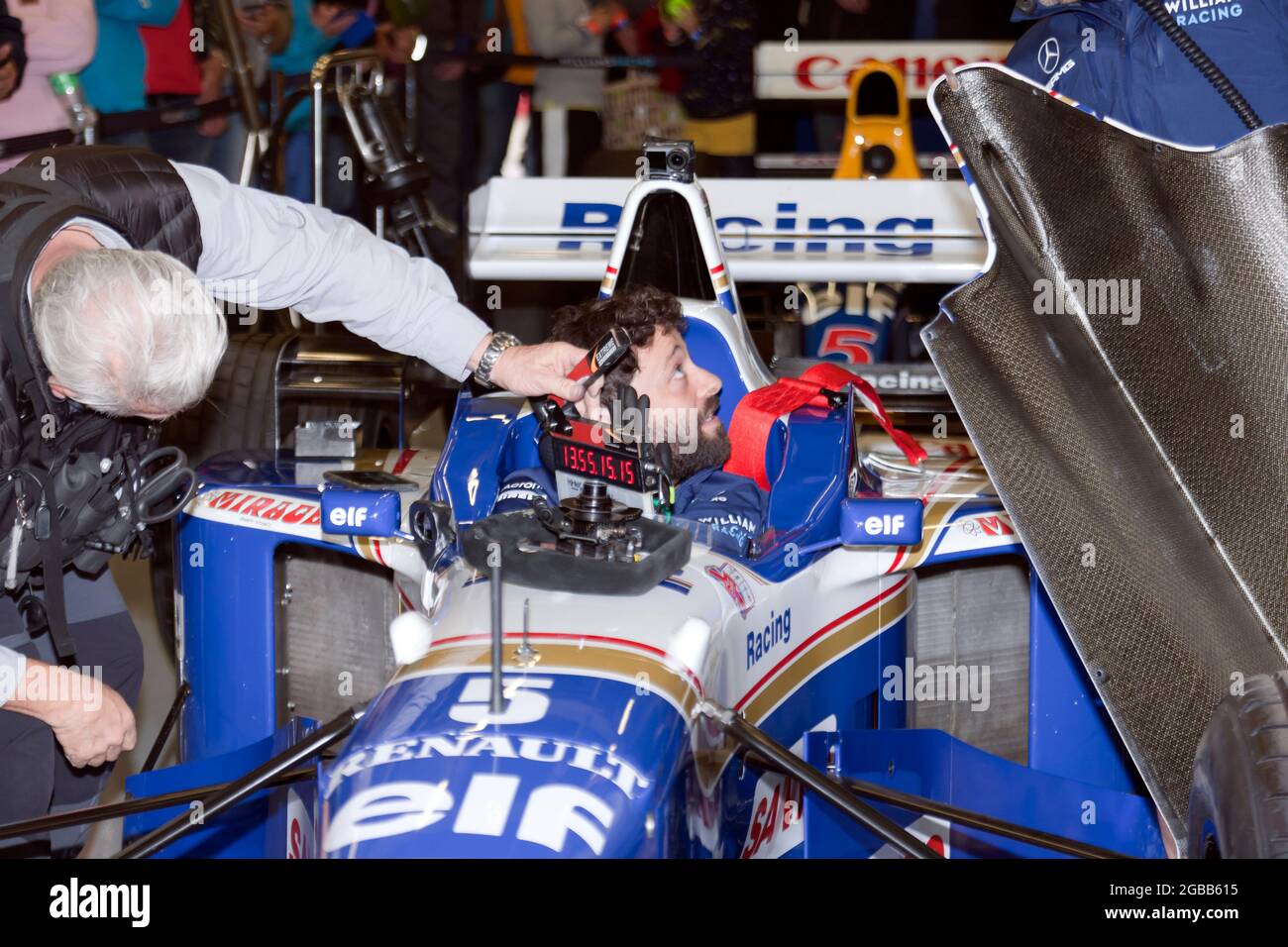 Des techniciens de l'écurie Williams Heritage Racing Team préparant la victoire au championnat de Damon Hills, Williams FW18 Formula One car pour quelques tours de démonstration autour de Silverstone Banque D'Images