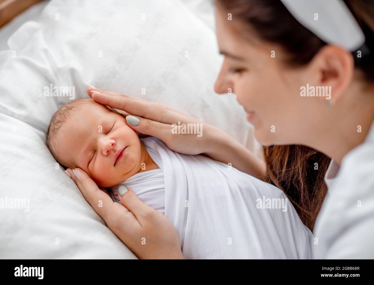 Maman Avec Bebe Nouveau Ne Photo Stock Alamy