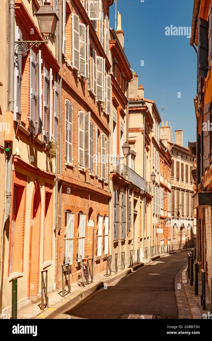 Une rue typique de la vieille ville de Toulouse, France Banque D'Images