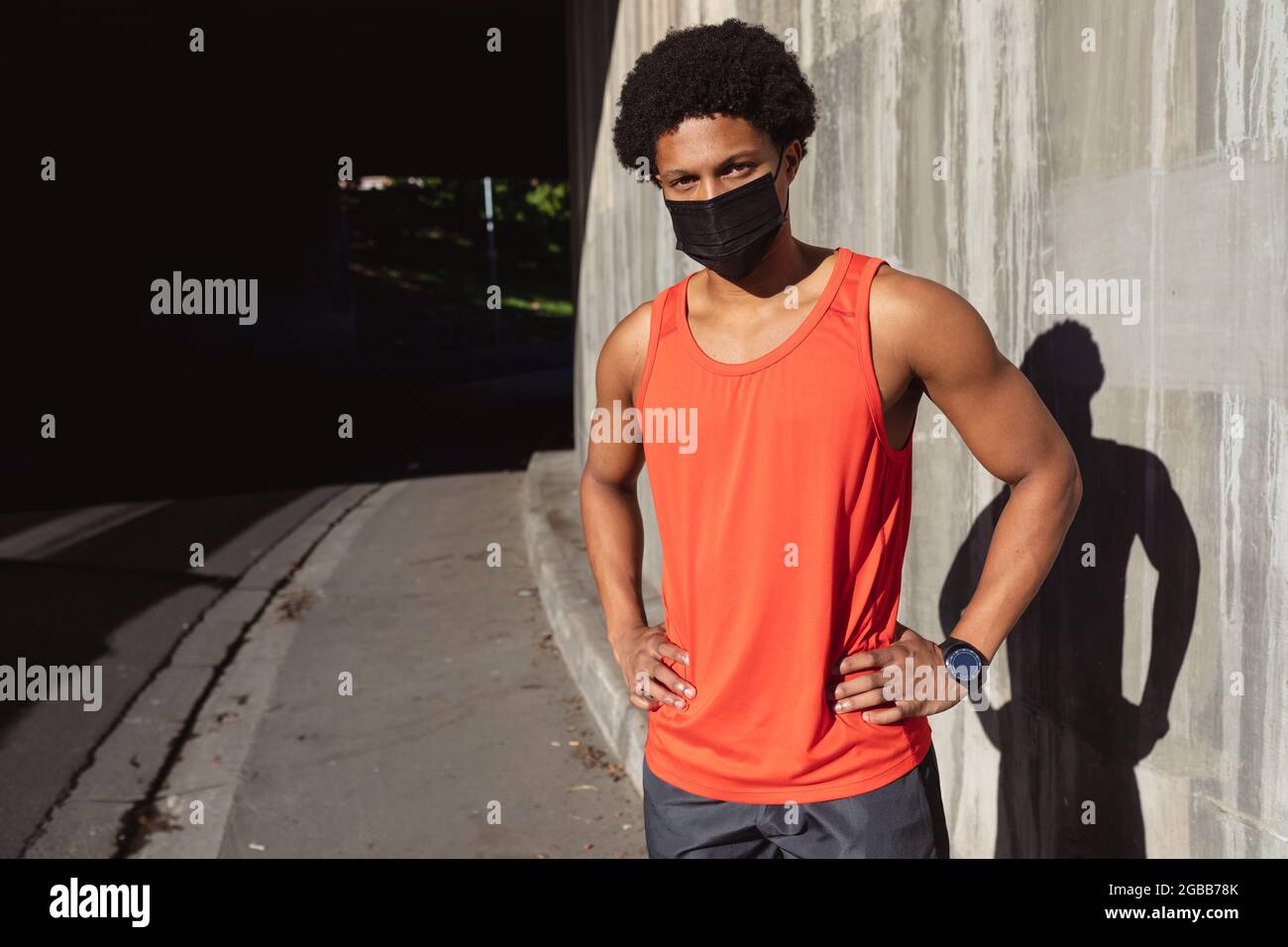 Portrait de l'homme afro-américain FIT s'exerçant en ville en portant un masque facial Banque D'Images