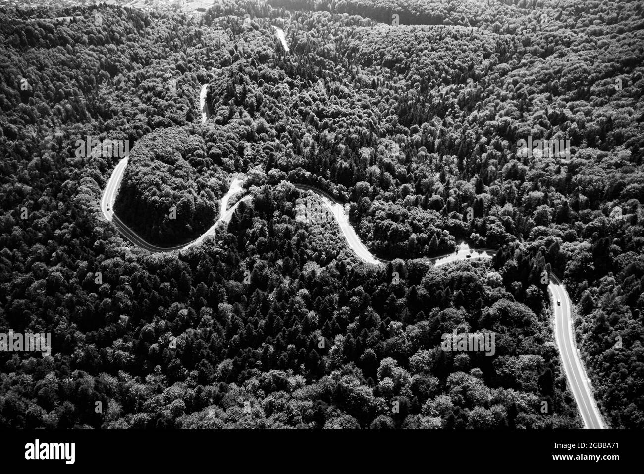 Vue aérienne sur la route de montagne depuis le drone Banque D'Images