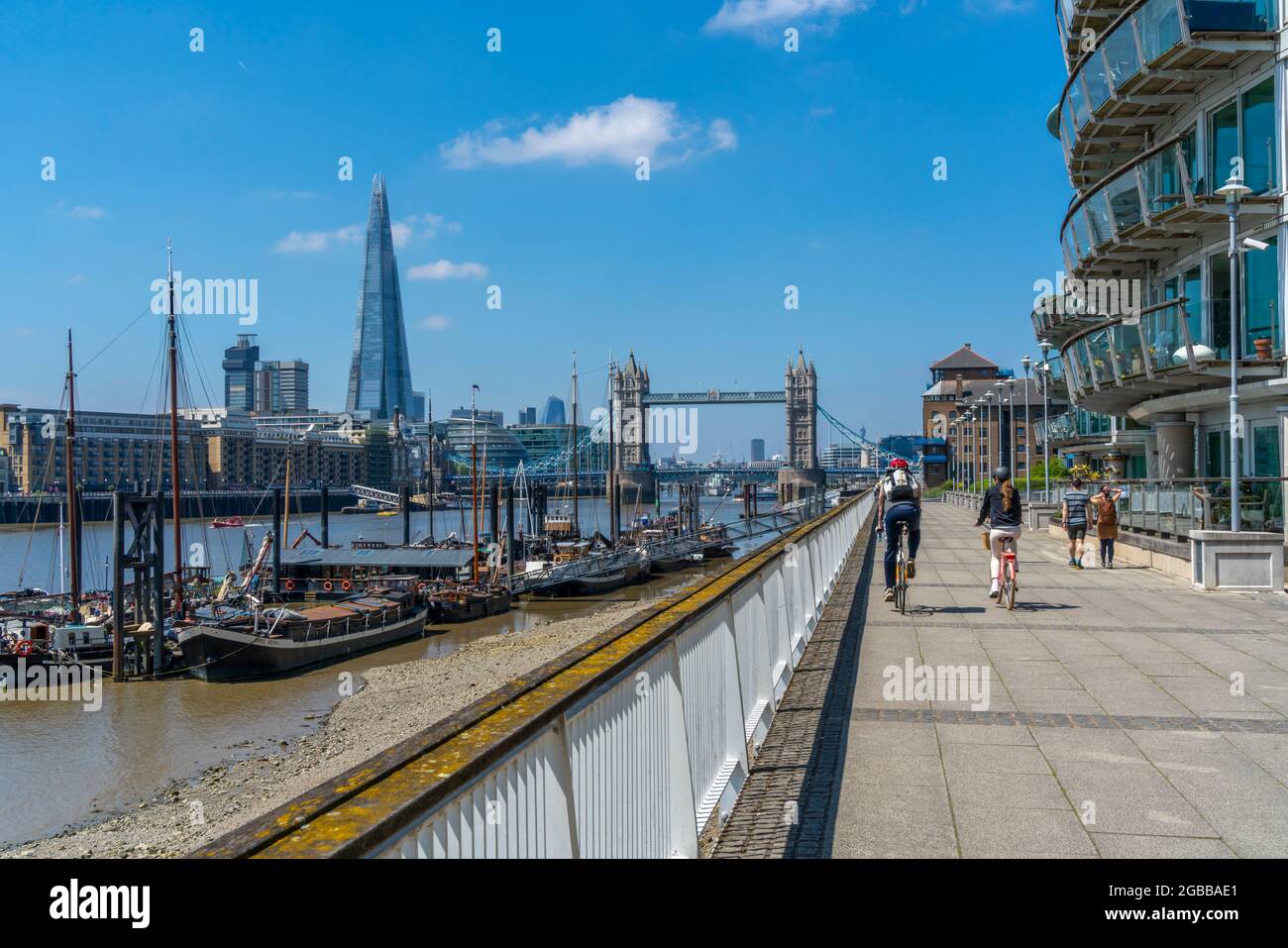 Vue sur Tower Bridge et le Shard avec appartements côté Tamise, Londres, Angleterre, Royaume-Uni, Europe Banque D'Images