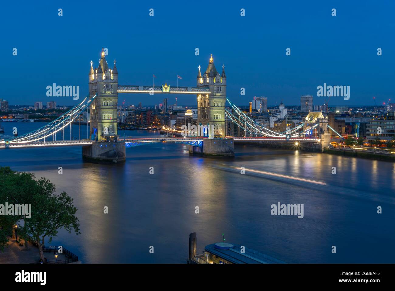 Vue sur Tower Bridge et la Tamise depuis les trois quais de Cheval au crépuscule, Londres, Angleterre, Royaume-Uni, Europe Banque D'Images