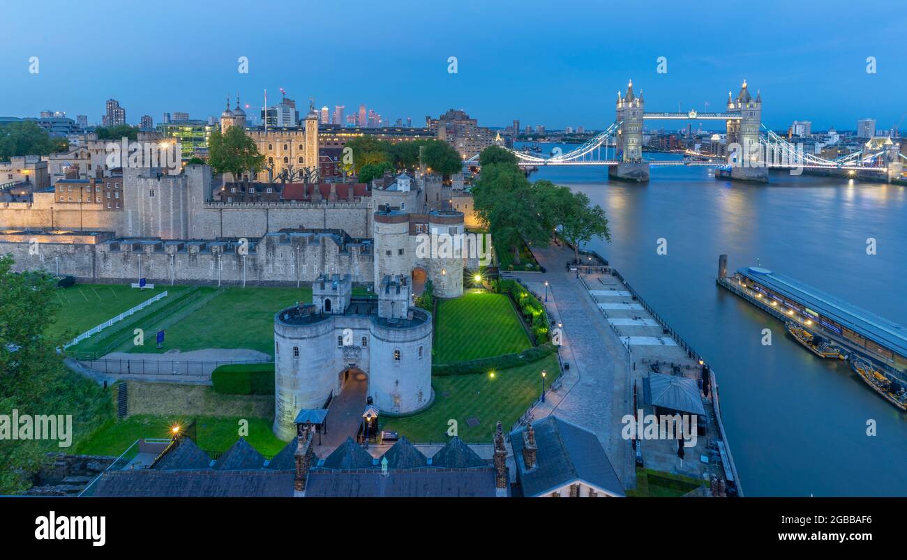 Vue sur Tower Bridge et la Tour de Londres, site classé au patrimoine mondial de l'UNESCO, depuis les trois quais de Cheval au crépuscule, Londres, Angleterre, Royaume-Uni, Europe Banque D'Images