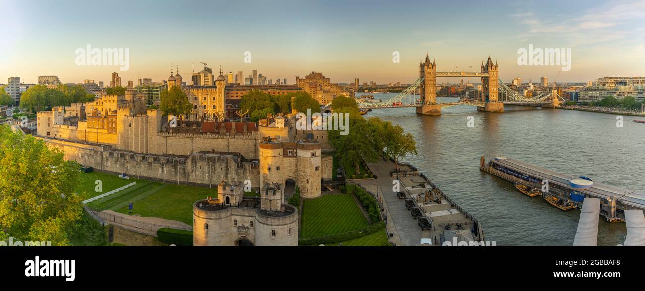 Vue sur la Tour de Londres, site classé au patrimoine mondial de l'UNESCO, et Tower Bridge de Cheval Three Quays au coucher du soleil, Londres, Angleterre, Royaume-Uni, Europe Banque D'Images