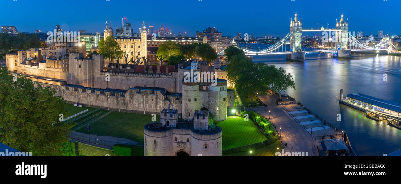 Vue sur la Tour de Londres, site classé au patrimoine mondial de l'UNESCO, et Tower Bridge de Cheval Three Quays au crépuscule, Londres, Angleterre, Royaume-Uni, Europe Banque D'Images