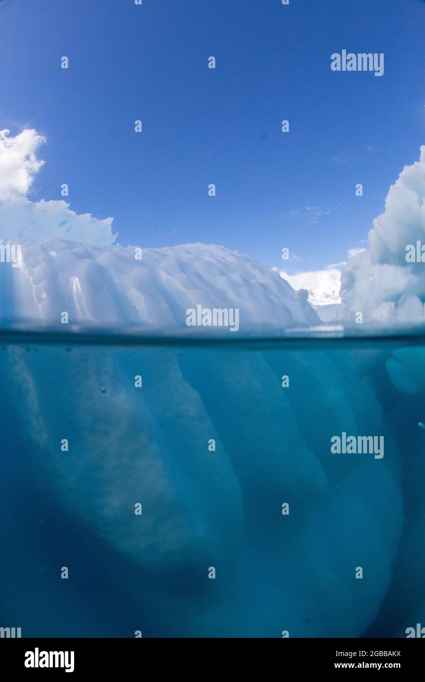 Moitié au-dessus et moitié en dessous photo d'un iceberg au large de l'île Danco, de l'Antarctique, des régions polaires Banque D'Images