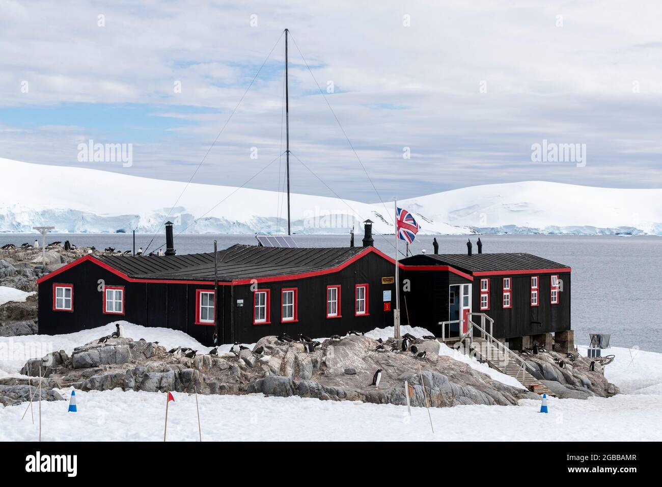 Vue extérieure de Port Lockroy, établi comme station A dans l'opération Tabarin de la Seconde Guerre mondiale, île Goudier, Antarctique, régions polaires Banque D'Images