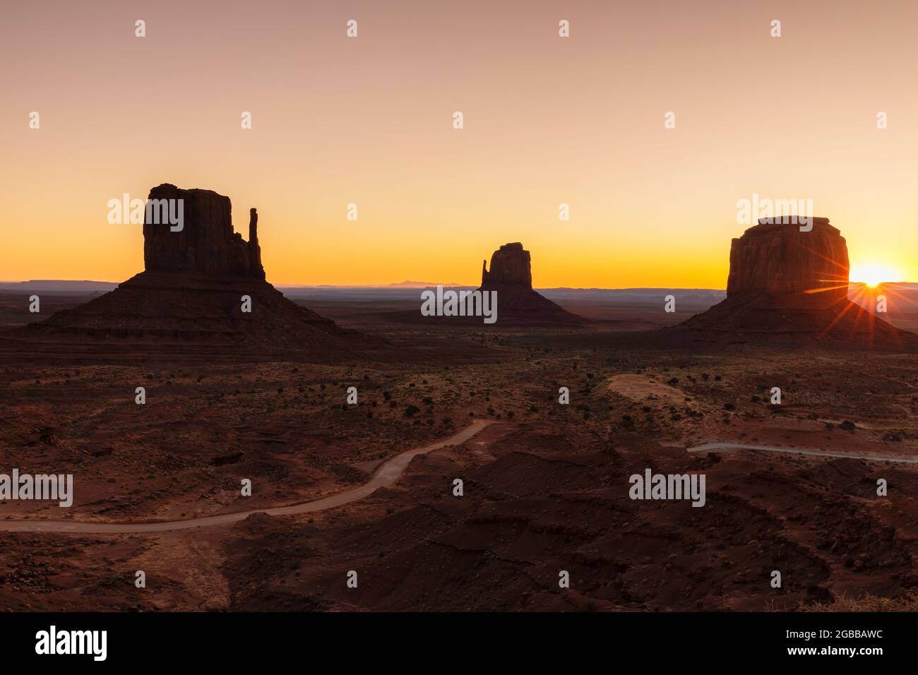 Monument Valley avec West Mitten Butte, East Mitten Butte et Merrick Butte, Monument Valley Tribal Park, Arizona, États-Unis Banque D'Images