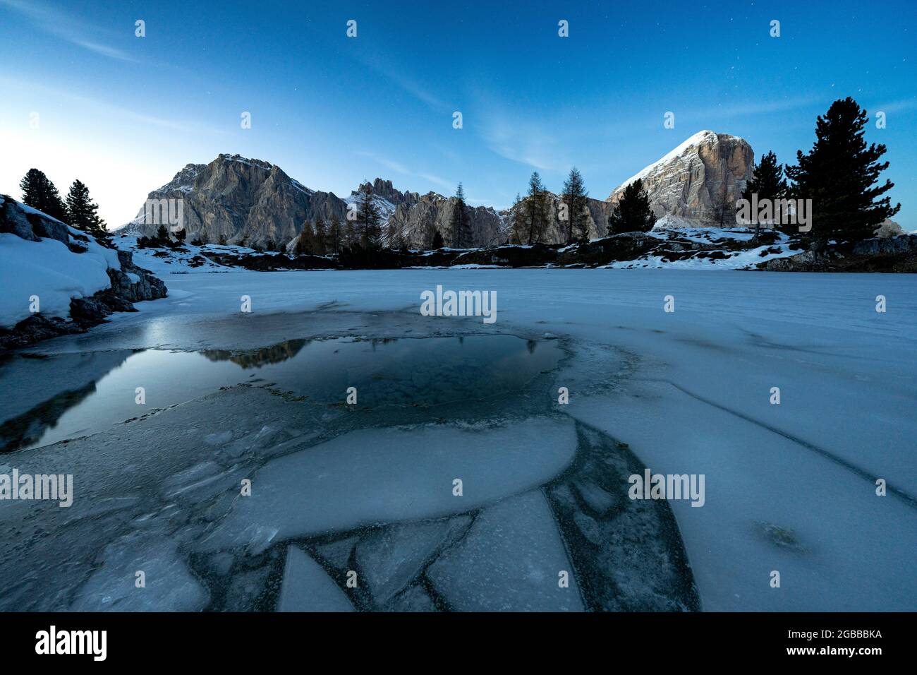 Lumières de crépuscule sur le lac gelé Limides avec Lagazuoi et Tofana di Rozes en arrière-plan, Dolomites, Vénétie, Italie, Europe Banque D'Images